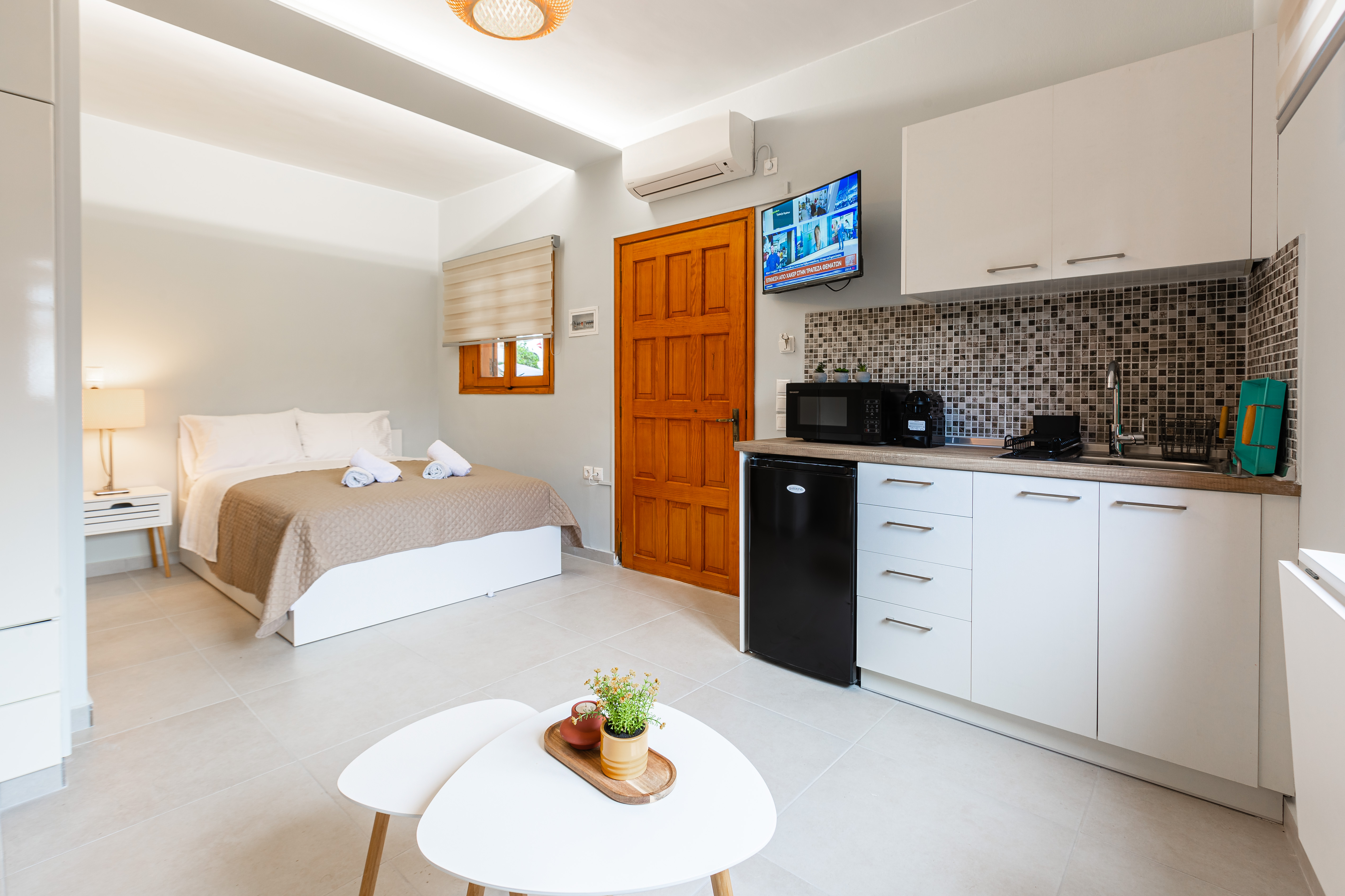 Studio room with double bedroom and a kitchenette of Aroma accommodations