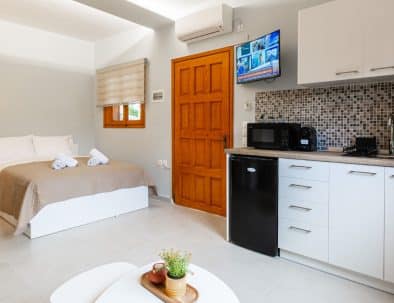 Studio room with double bedroom and a kitchenette of Aroma accommodations