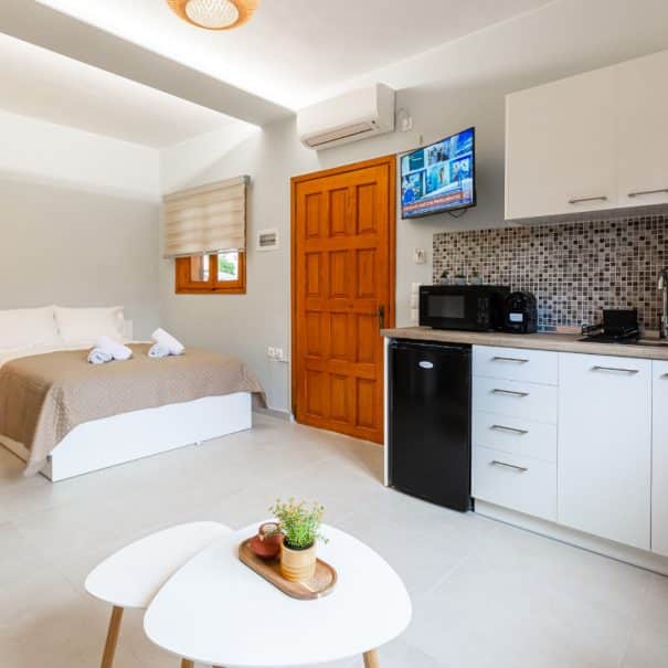 Studio room with double bedroom and a kitchenette of Aroma accommodations